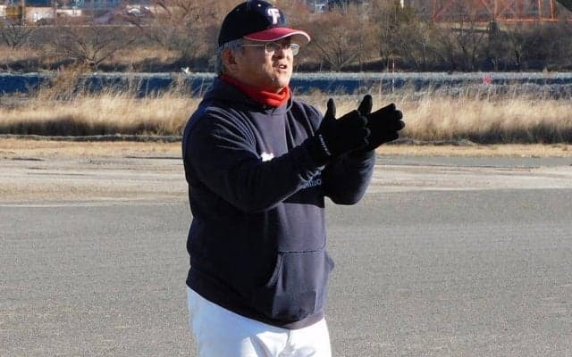 練習中に流行曲や「もぐもぐタイム」　女子小学生チームが目指す“野球のイメチェン”