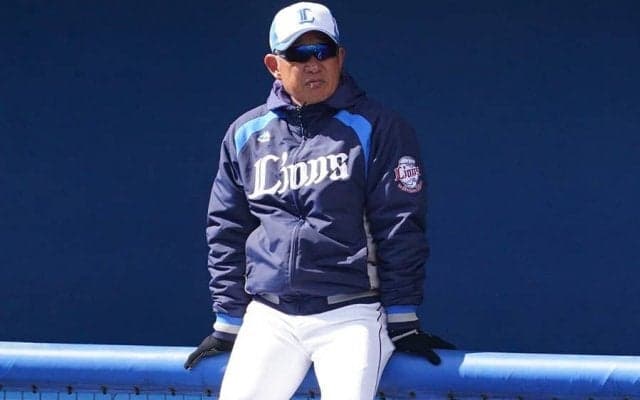 63歳と思えぬ華麗なグラブ捌き　西武・辻発彦監督の技術は「まだGG賞取れそう」