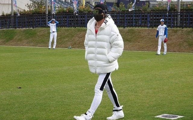 日本ハム新庄監督が休日返上で2軍を視察　白コーデで新人のブルペンなどチェック