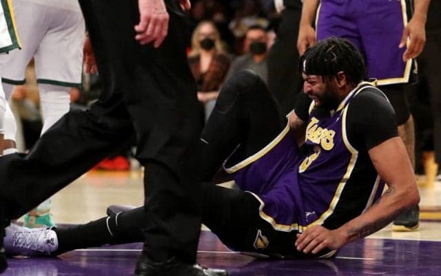 レイカーズのアンソニー・デイビスがジャズ戦で右足首をねんざ…苦悶の表情で退場