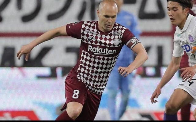 ニット帽で防寒対策もばっちり! イニエスタが雪の舞う中汗を流す「サッカーと雪に溢れた楽しい朝でした」