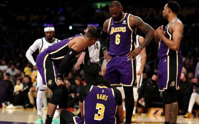 ジャズ戦で右足首をねんざしたアンソニー・デイビス、最低4週間は離脱へ