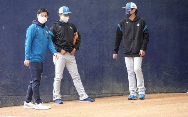 日本ハムキャンプでOB斎藤佑樹さんが“登板”　白Tシャツ姿で打撃投手を務める