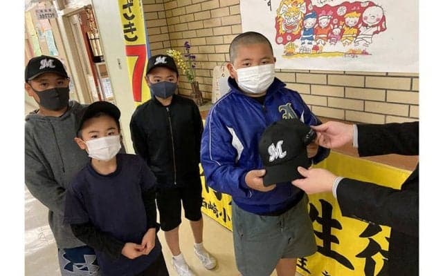ロッテ、2次キャンプ地の沖縄・糸満市の全小学生にキャップ贈呈　約4500人に