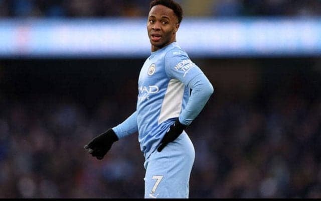 新たな特技発見？ しかし、ファンの注目はスターリングの“お尻”に