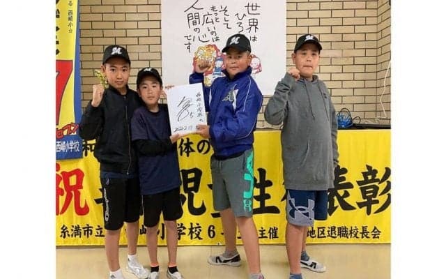 ロッテ、2次キャンプ地の沖縄・糸満市の小学生4500人にオリジナルキャップ贈呈