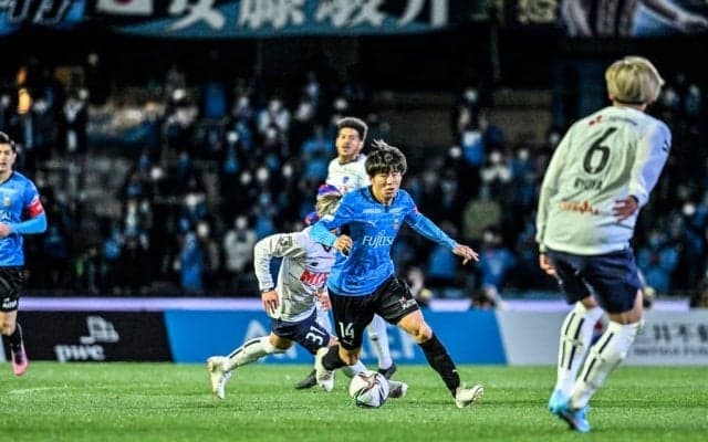 脇坂泰斗が交代時の異例行動に「サポーターからは温かい笑い声」！「遠野大弥とのタッチ」に失敗し、再度ピッチに