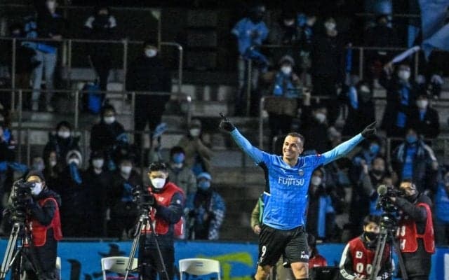 川崎フロンターレFWレアンドロ・ダミアンのJリーグ開幕ゴールとなる「超絶バックヘッド弾」に「こんなのどう守ればいいんだよ」と称賛の声!遠野のアシストにも「田中碧みたいな軌道」と賛辞集まる!