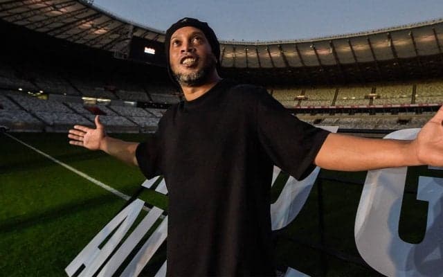 「伝説と魔法使い」サッカー界のレジェンドがバスケ界レジェンドの誕生日を祝福