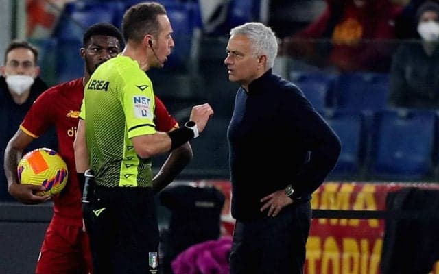 ご乱心！ モウリーニョ監督、見事なパントキックで一発レッド