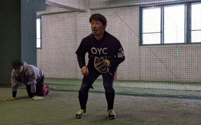プロの名手も繰り返す“平らなミット”での基礎練習　無駄のない守備の動きを作るには？