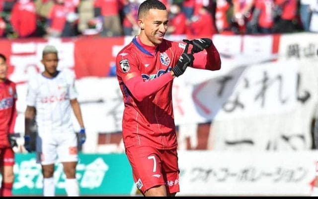 「ドライブシュートの距離と軌道」チアゴ・アウベスの60m豪快弾に驚きの声「漫画みたい」