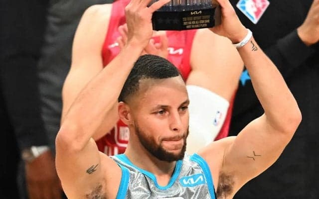 オールスターゲームはチーム・レブロンが勝利…カリーが50得点をマークしてMVP獲得