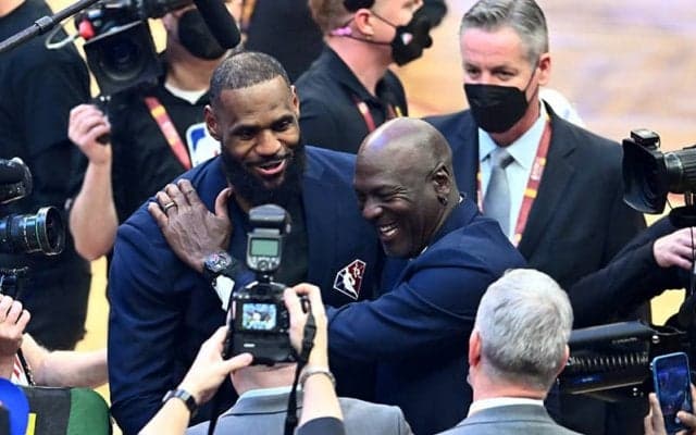 記念式典に出席したジョーダン…レブロンは「最後のショットは彼に触発された」