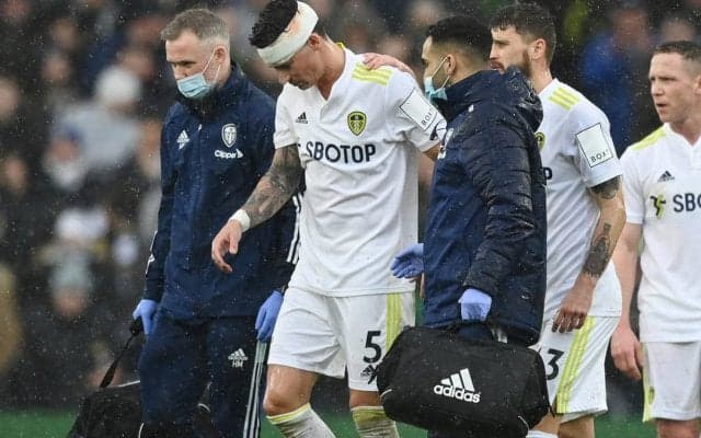 「危険にさらされている」頭部激突、ピッチに復帰も自ら座り込み結局交代…プレミアリーグで問題視される脳震とう問題