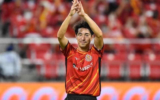 大量のキャラクターグッズに囲まれる！ 33歳になった名古屋FW金崎夢生「今年もありがとう」