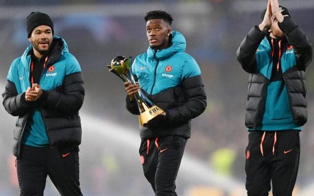 CWCトロフィーお披露目のチェルシーへ手荒い祝福、捉えた様子にファン「チルウェルが走っている」