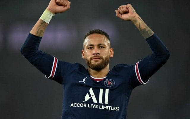 ネイマールがバットマンの試写会参加、出演陣とスリーショットも