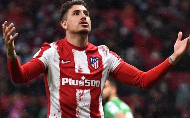 顔・顔・顔、CL控えるアトレティコのトレーニング場に選手の顔を印刷した大量の旗