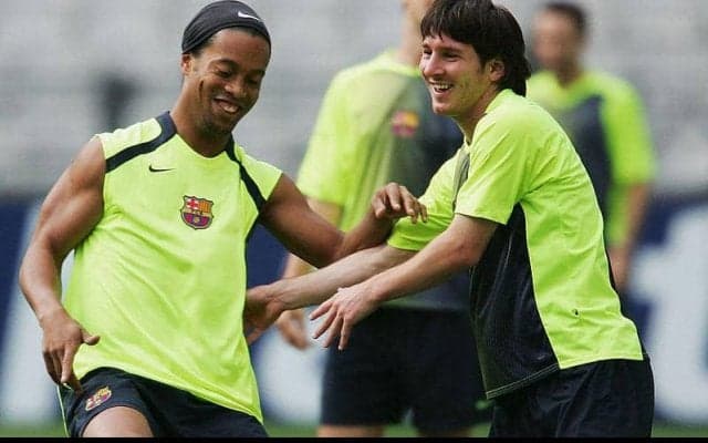 メッシとロナウジーニョが『ペプシ』のCMで再会！超絶ショット成功で“ドヤ顔”披露