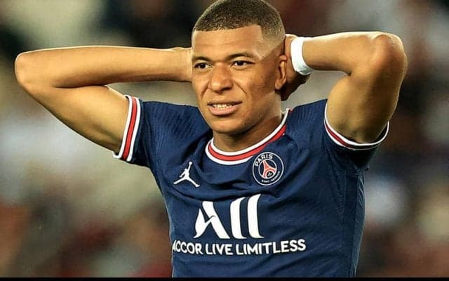 「ムバッペでさえ驚く」メッシの正確すぎるFKに皆唖然…チームメイトたちが苦笑い