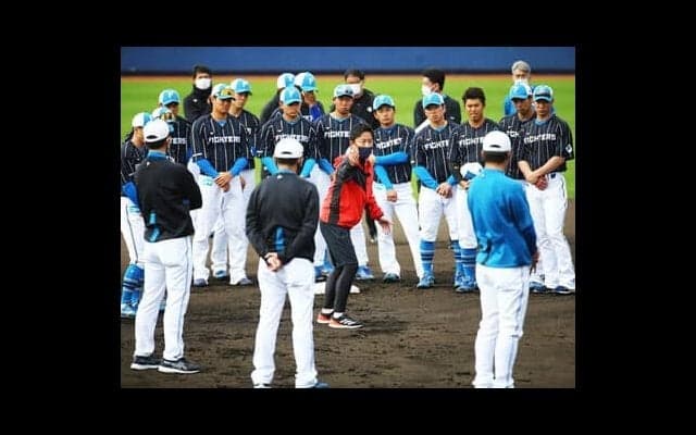 臨時コーチ・赤星憲広が日本ハムナインに伝えた「走塁技術以外」の極意。新庄野球の全貌が見えてきた