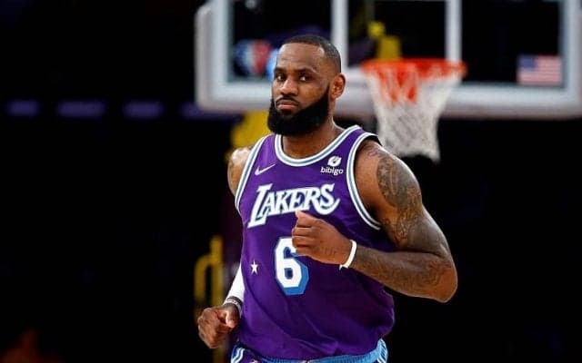 レブロンの代理人がチームとの関係悪化報道を否定「彼とレイカーズに問題はない」