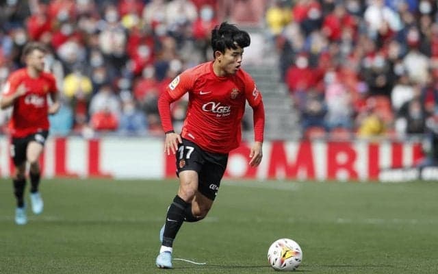 久保建英が躍動したバレンシア戦で｢結婚プロポーズ｣!?｢こういうの良い｣と話題に!マジョルカのホームスタジアムを幸せが包んだ｢サプライズ｣