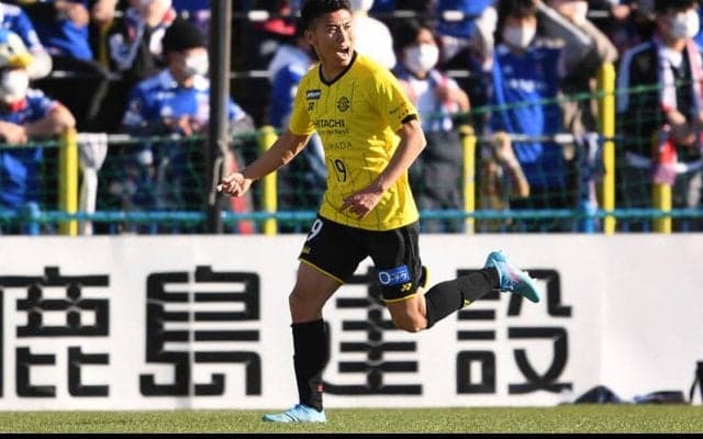 逆転の柏が唯一の開幕連勝！　2人退場の横浜FMは王者撃破直後の一戦で初黒星【明治安田J1第2節】