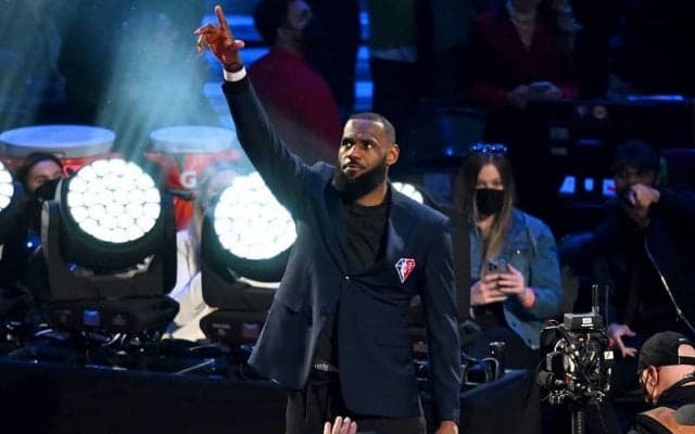 オールスター中にレイカーズとの関係悪化が報じられたレブロン「プレーできる限り…」