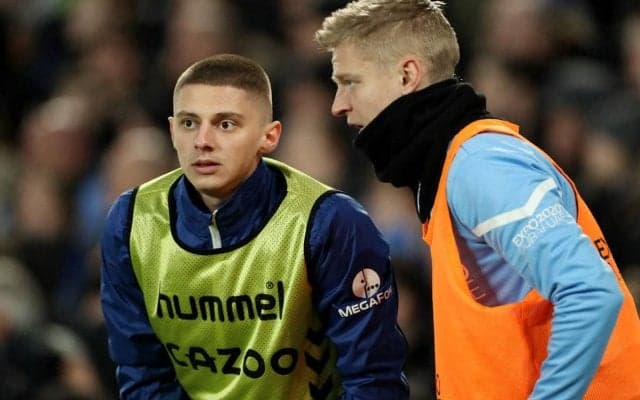 祖国を想い…プレミアで戦うウクライナ代表選手が対戦前にピッチ上で抱擁