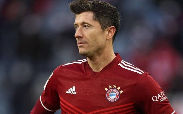 「何も起きていないふりはできない」レヴァンドフスキ、ウクライナカラーの腕章着用