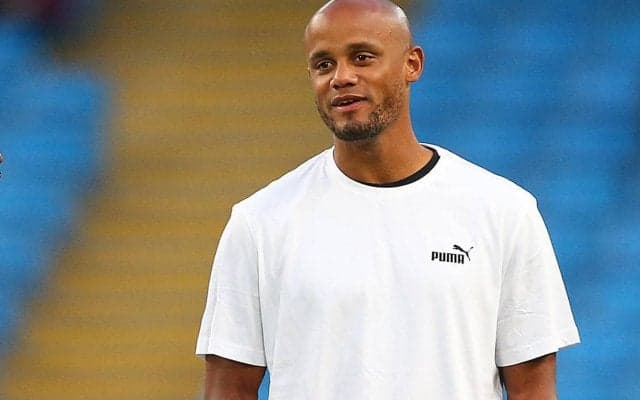 監督が秒速退場…2秒で2枚のイエローカードを受ける