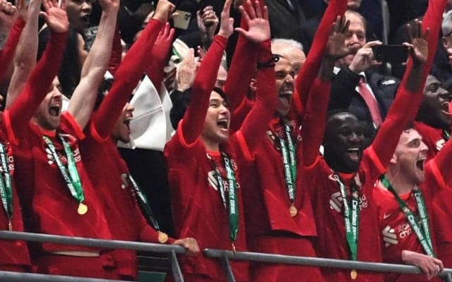 キャプテンらが煽る！ 決勝進出の立役者、南野拓実がファンに向かって高々とトロフィーを掲げる 