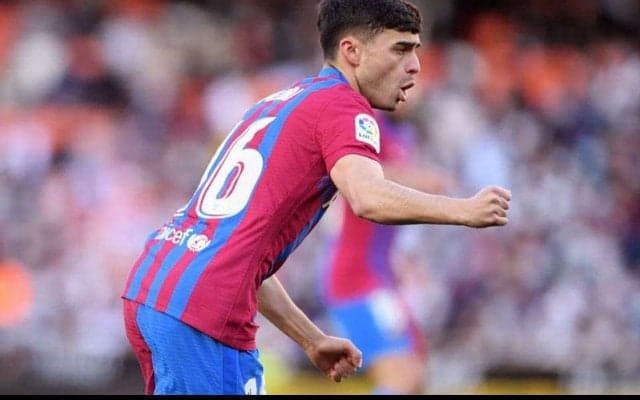 観ていた少年も熱狂！ペドリが“ヒール股抜き”含む圧巻のパフォーマンスを披露