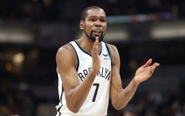 左ひざの内側側副靱帯挫傷で離脱のケビン・デュラント、来週中に戦線復帰か