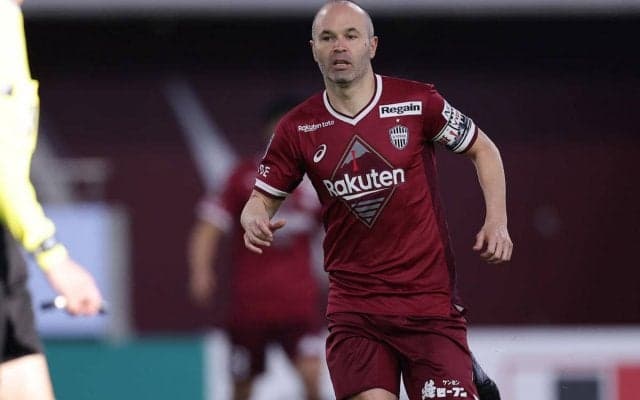 「子供と過ごす時間は宝物」イニエスタファミリー、鯉に夢中「平和で優しい時間」