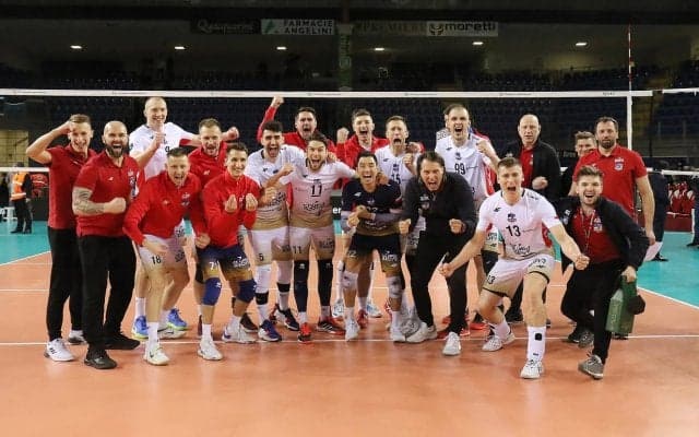 [ポーランド21/22]ケンジェジン-コジエがカップ戦で連覇 ウクライナ色のリボンを胸に