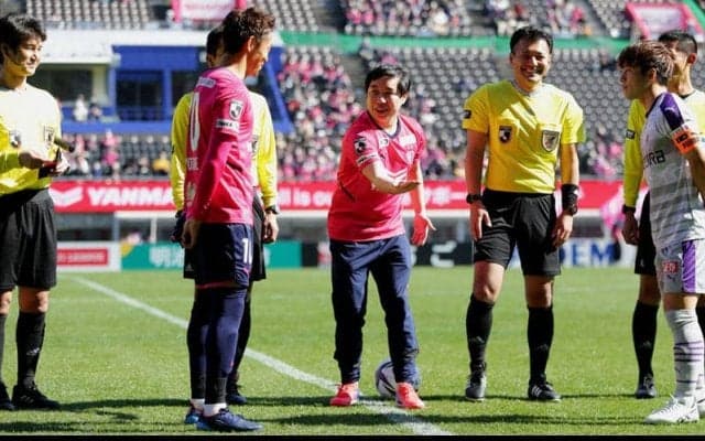 「縦に取ったらアカン」霜降り明星・せいやの“コイントス”にツッコミと笑いの声「コイン迎えに行ってる」