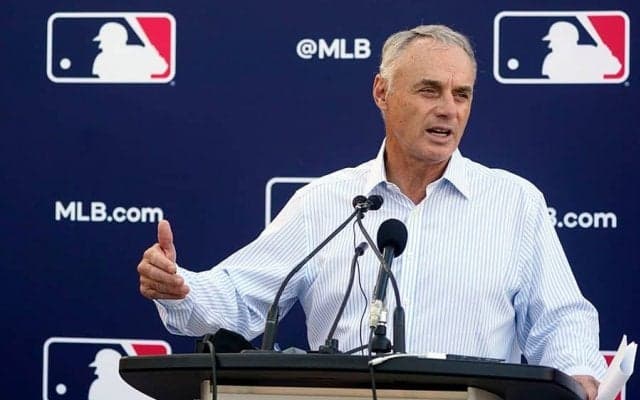 交渉中にゴルフの練習、会見では笑顔…MLBコミッショナーの“危機感のなさ”が問題に