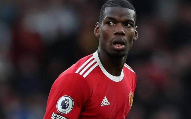 夫婦でパリコレ出席！ ポグバの奇抜なサングラスが注目の的、妻はスリットの深いドレス