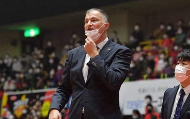 三遠がヴィチェンティッチHCと契約解除「勝利を届けなければならない上での決断」