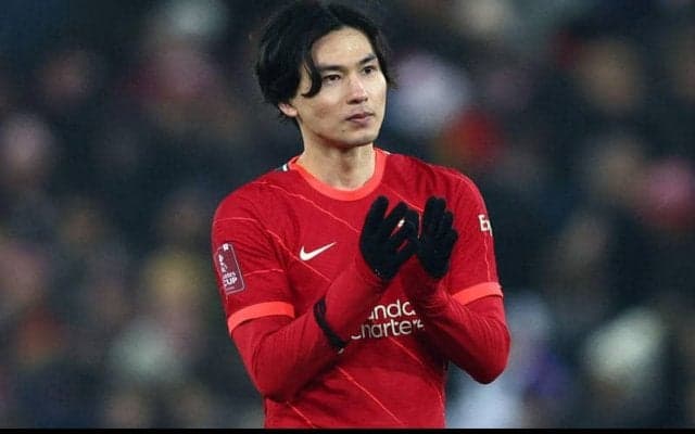 「文句なし」リバプール南野拓実が堂々のPOTM選出！トロフィーに笑顔「その服もかっこいい」