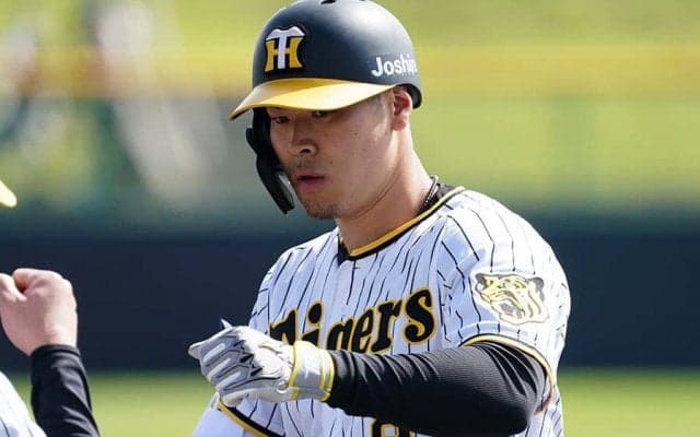 阪神佐藤輝は「エグいなこりゃ」　あと1mで本塁打の大飛球、打法変更にもファン注目