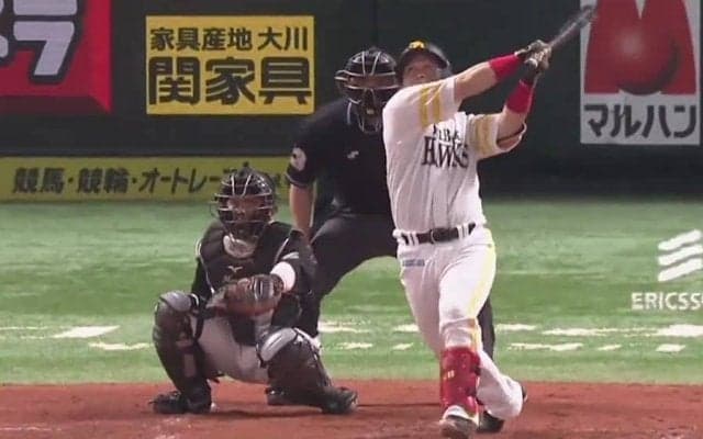 鷹・甲斐拓也が新打法で一発「ガチの城島2世の予感」　ファン感激「構え懐かしい」