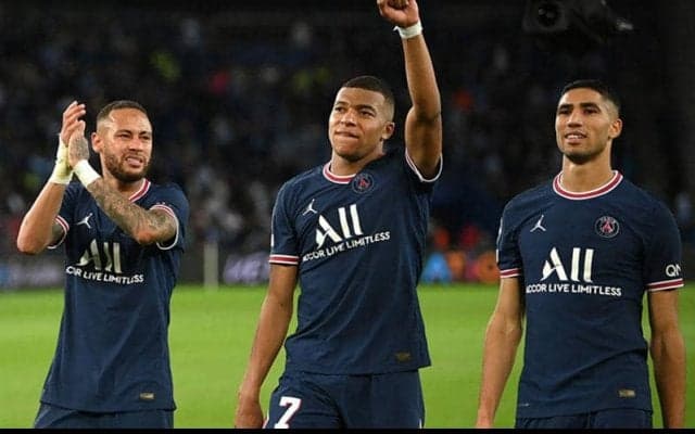 PSGの面々に混ざっていたバルサ戦士は!? 素肌にカラフルなジャケットで“パリコレ”登場