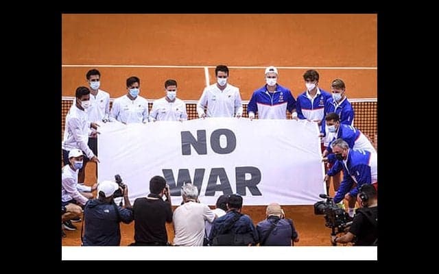 デ杯会場で「NO WAR」メッセージ