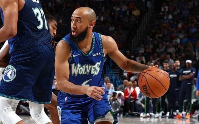 NBAで生まれた7人VS5人の珍場面　好守の“選手”に米驚き「どの選手よりも上手い」