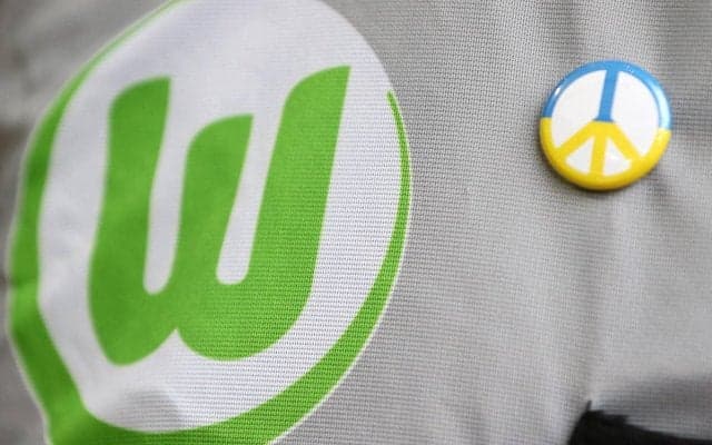 ヴォルフスブルクがウクライナ支援！ 選手が多額の寄付、「フォルクスワーゲン」がロゴをどけて胸には大きな「ピースサイン」