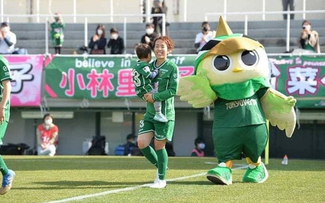 母として夢を実現した岩清水梓　2歳愛息を抱いてピッチ入場、乗り越えた産後の体づくり
